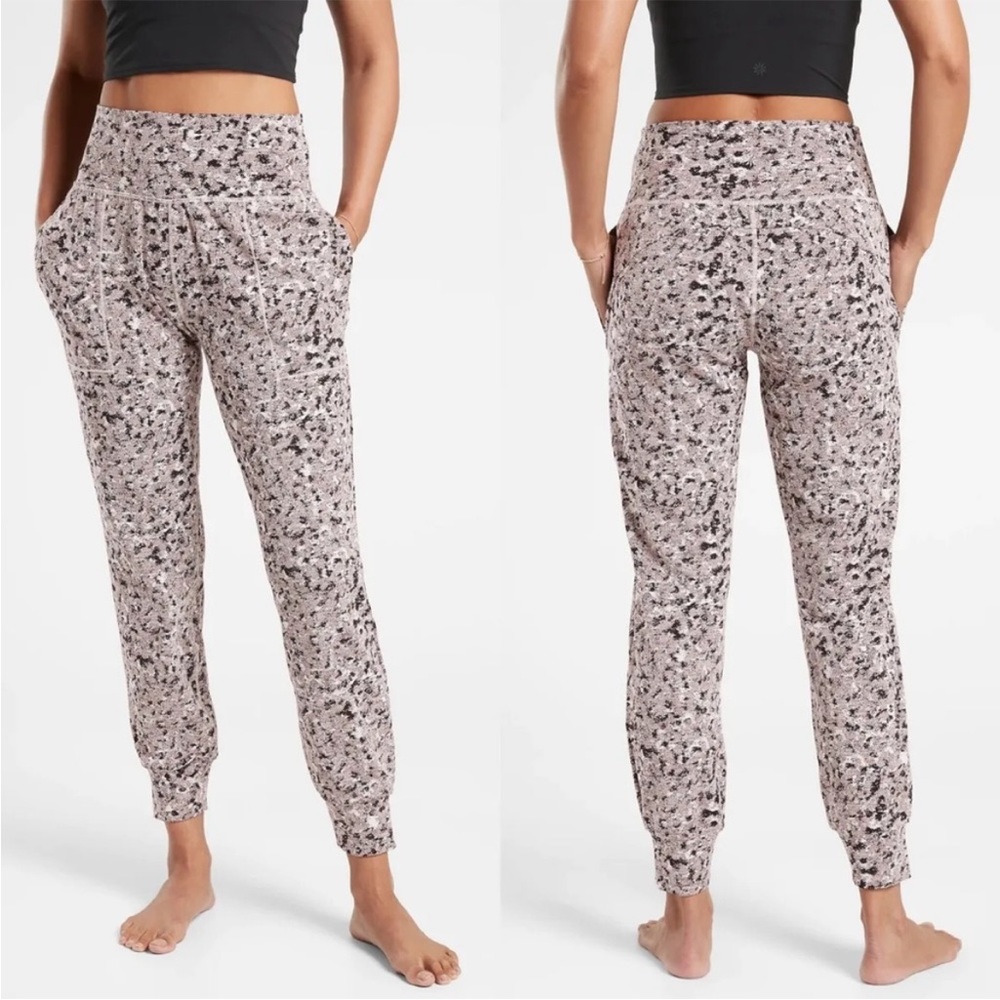 Athleta Salutation Textured Jogger in Meadow Decadent Chocolate